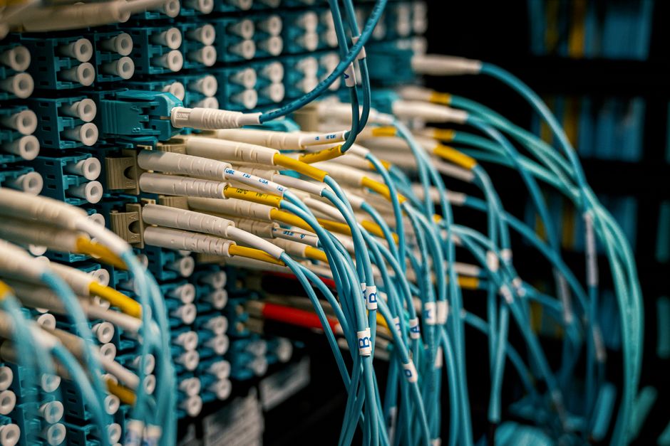 26Bモデルが2GBで動く時代、ローカルLLMの勝負は最適化技術に移った